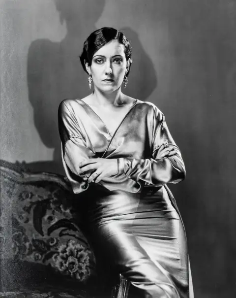 Steichen, Edward J – Gloria Swanson. Gélatino-argentique. Tirage postérieur. Verso sur le support avec étiquette, celle-ci typographiquement