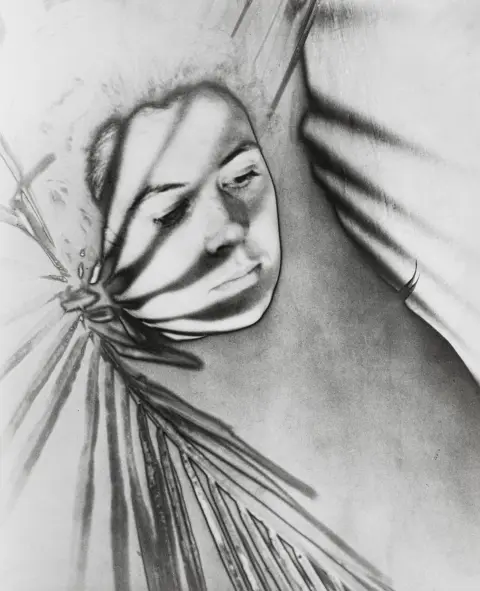 Tabard, Maurice – Quatre photographies originales (portraits), une annotée au verso au crayon « Solarisation ». Gélatino-argentique.