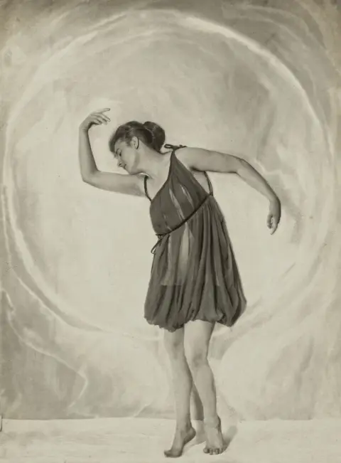 Wiehr, Bruno – Danseuses. 2 photographies. Vintage. Gélatino-argentique. Tampon à sec de l'atelier.