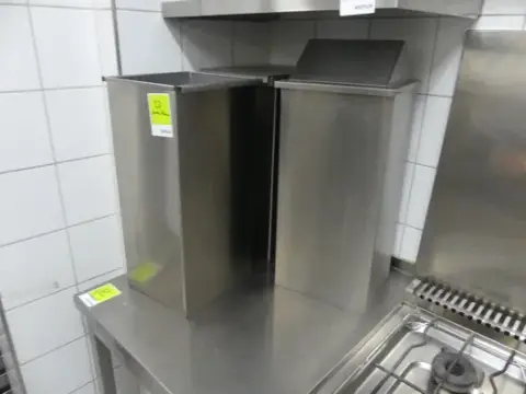 3 ruostumattomasta teräksestä valmistettua jäteastiaa