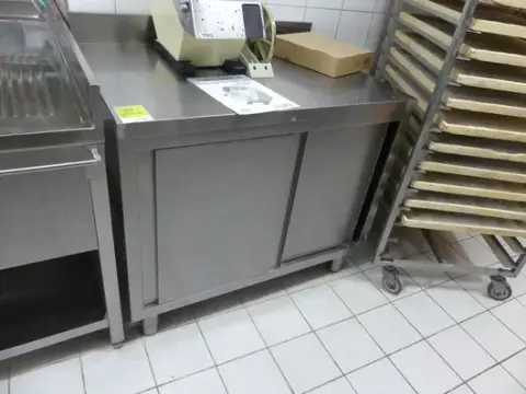 Ruostumaton työpöytä, ilman sisältöä