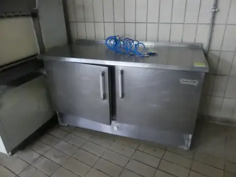 Ruostumaton teräksinen kylmäpöytä, ilman sisältöä