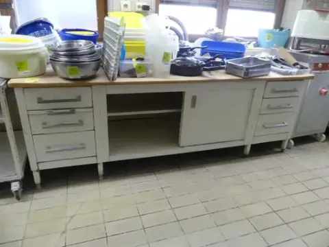Leipomon työpöytä, ilman sisältöä