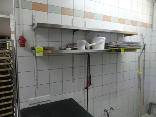 2 væghylder med holder, uden indhold