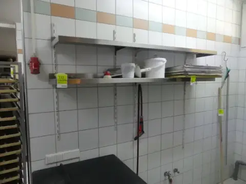 2 væghylder med holder, uden indhold