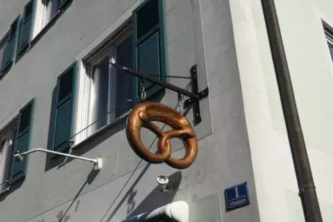Homlokzatdísz réz „Brezel”, tartó nélkül