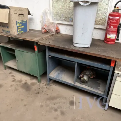 带底柜和搁板的工作台