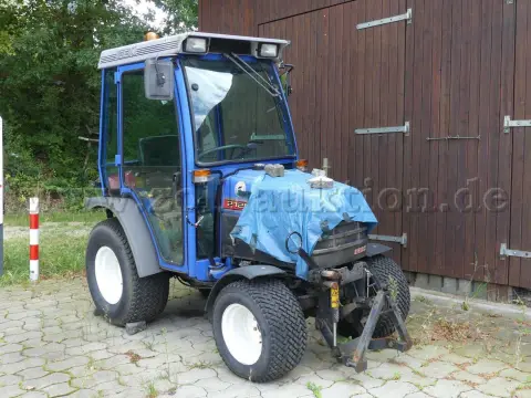 1 ISEKI kompaktitraktori 2125 AHL *moottorivaurio *osittain purettu