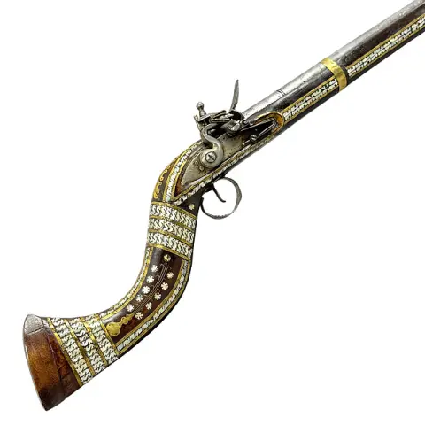 Afghansk flintlåsgevær Jezail, valnøttskjefte, perlemorsinnlegg, messingbånd, 1800-tallet