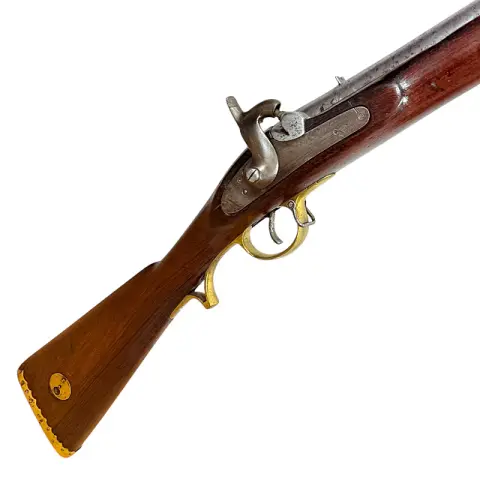 Engelsk perkusjonsgevær rundt 1850, kaliber 19 mm, full valnøttskjefte, messingfarget beslag