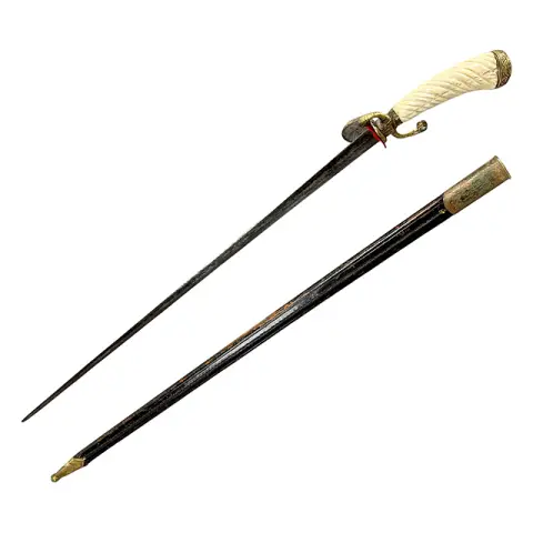 Jaktkniv med dreid beinhefte og figurert messingfeste, lærtrukket slire, 1800-tallet