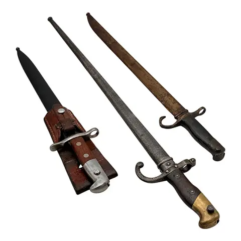 三把刺刀：瑞士M1918 Elsener Schwyz、法国Gras M1874（1879年施泰尔制造）、日本三十年式