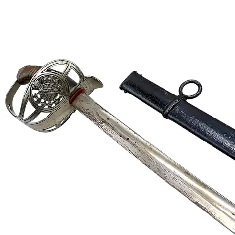 سيف فرسان ساكسوني طراز M 1892 مع شعار إكليل السذاب وطابع الوحدة والغمد، نحو عام 1900