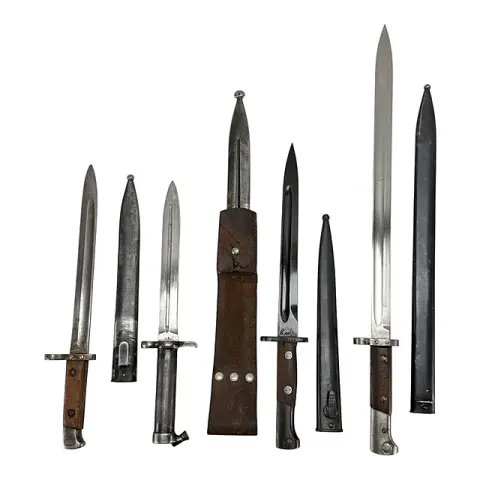Quatre baïonnettes avec fourreaux, Suède M 1896, Yougoslavie M 1948 numéros concordants, version export Mauser