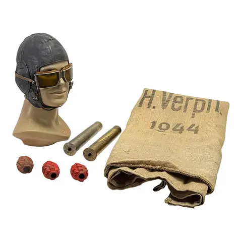 Wehrmacht flyverhue med briller på presentasjonshode, patroner 3,7 cm panservernkanon, proviantsekk