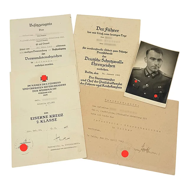 Succession de documents Schnelle Abteilung 223, insigne du Schutzwall et Croix de fer