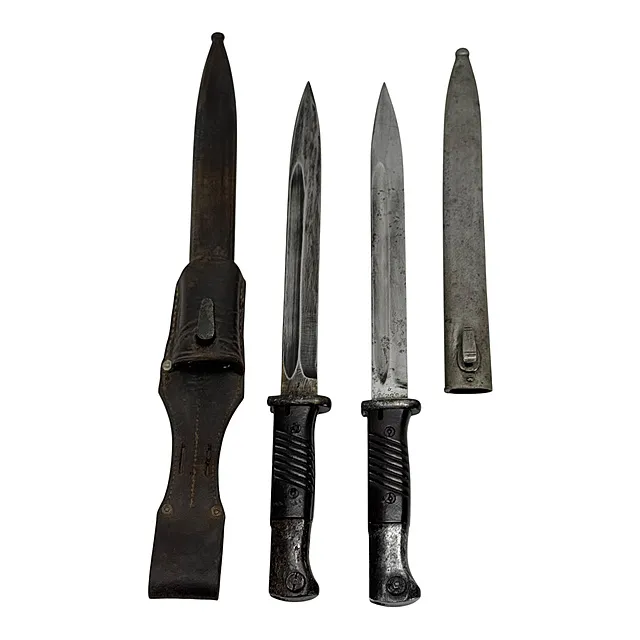 Deux baïonnettes 84/98 avec fourreaux, porte-épée, E. u. F. Hörster 1942 et Mundlos 1944