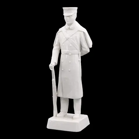 Porselensfigur av en kadett fra militærakademiet West Point i paradeuniform med gevær, 20. årh.