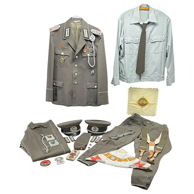 Uniforme de la RDA con accesorios, Nationale Volksarmee NVA, chaqueta de un mayor, dos gorras de visera, insignias