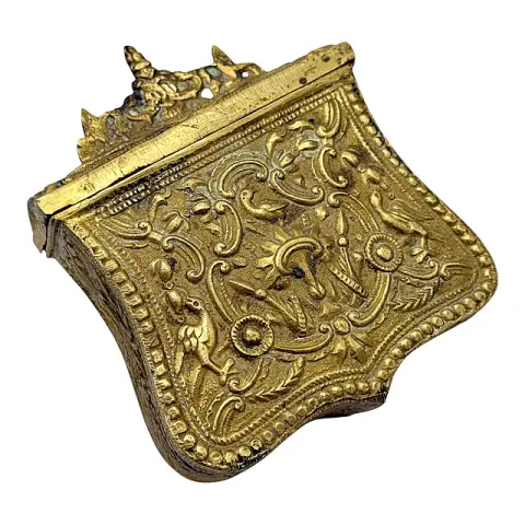 Patronboks (palaska), messing med drevet rankeornamentikk, Balkan, sannsynligvis 2. halvdel av 1900-tallet