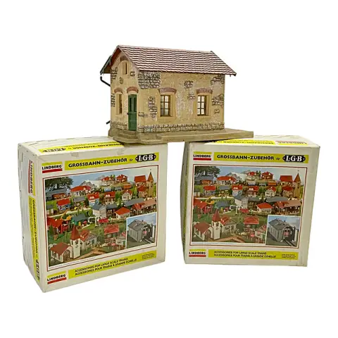 Deux kits Lindberg 2570 pour remise à locomotives en boîte d'origine, maison d'habitation avec toit en bardeaux, LGB voie G