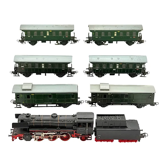 Märklin H0 locomotiva a vapore BR 23 (3005) con tender e sei carrozze passeggeri e bagagli, probabilmente anni 1960