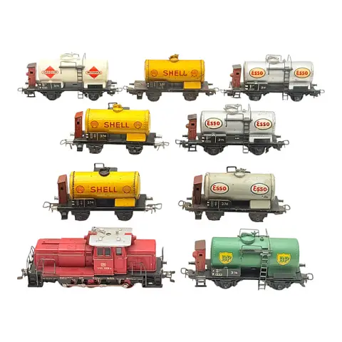 Märklin H0 locomotive diesel 3065 V60 1009 de la DB avec huit wagons-citernes Shell Esso BP