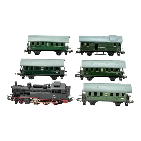 Märklin H0 locomotive à vapeur 3011 BR 74 de la DB avec quatre voitures voyageurs et un fourgon 327/328