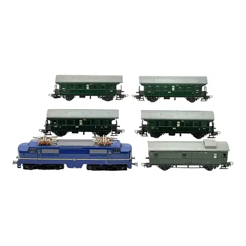 Märklin H0 locomotive électrique NS série 1200 (3051) avec quatre voitures voyageurs et un fourgon, probablement années 1960