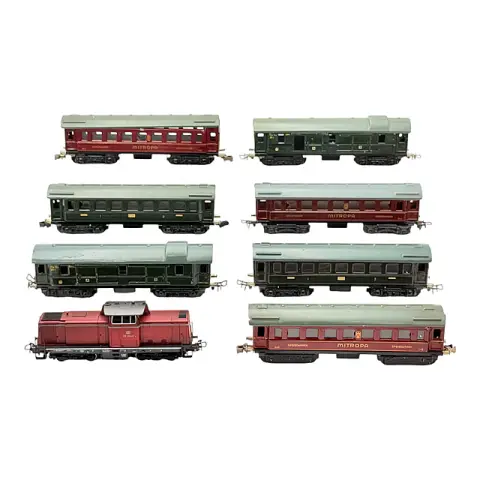Märklin H0 locomotive diesel 3072 BR 212 de la DB avec sept voitures express 341-344 MITROPA