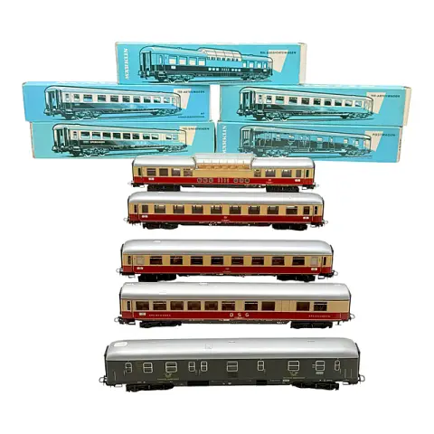 Märklin quatre voitures TEE 4085 4087 4089 4090 et voiture postale 4047, emballage d'origine, H0, vers 1970