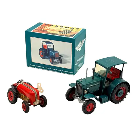 Tracteur en tôle Hanomag R40 à mécanisme d'horlogerie en emballage d'origine et petit tracteur en tôle