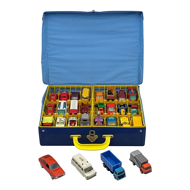 Lot de 27 voitures miniatures dans la valise de collection Matchbox « Carry Case » 1971, dont Siku et Schuco