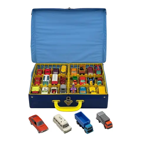 Lot de 27 voitures miniatures dans la valise de collection Matchbox « Carry Case » 1971, dont Siku et Schuco