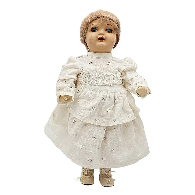 Poupée fille à tête en masse, yeux dormeurs et bouche ouverte, en robe blanche brodée, 20e s.