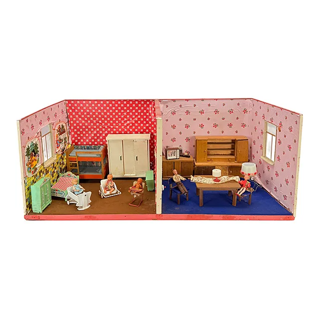 Maison de poupée bungalow aux motifs de contes et décor de briques, deux pièces, meublée, années 1960