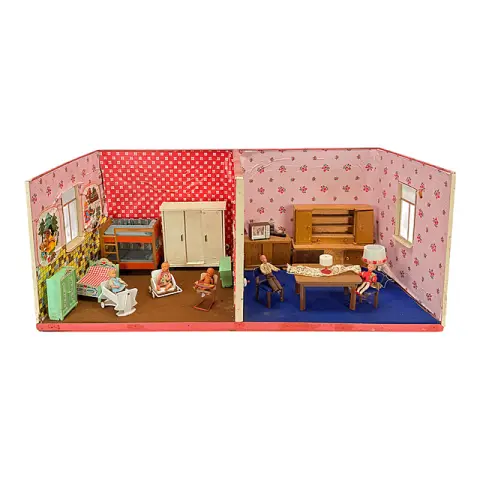 Maison de poupée bungalow aux motifs de contes et décor de briques, deux pièces, meublée, années 1960