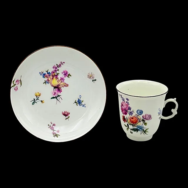 Tasse Meissen avec soucoupe, bouquet de fleurs et filet brun, vers 1760