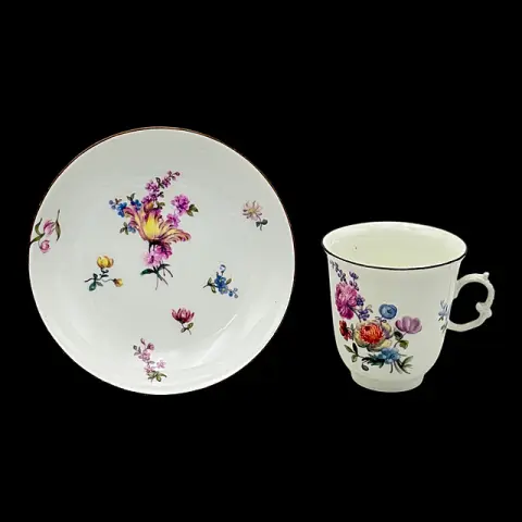 Tasse Meissen avec soucoupe, bouquet de fleurs et filet brun, vers 1760