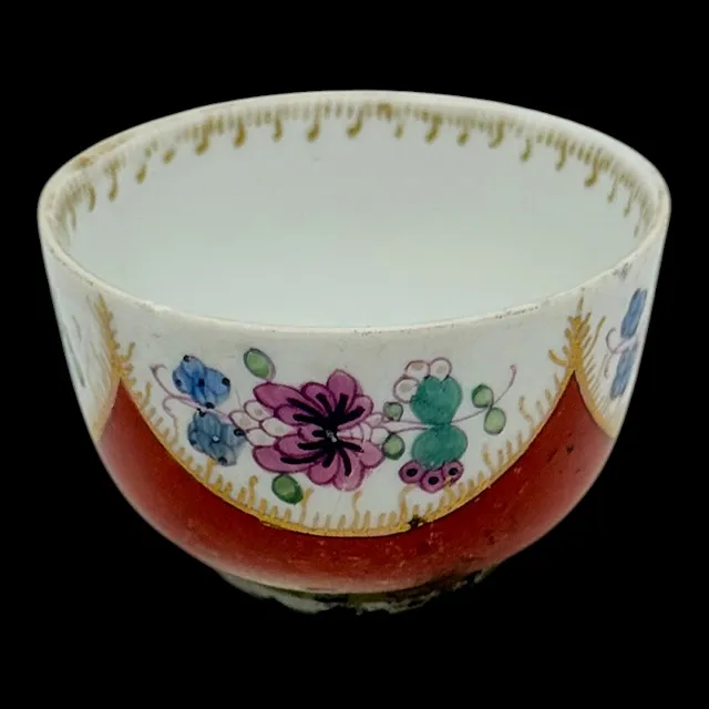 Tasse Meissen avec peinture florale colorée en réserves sur fond rouge de fer, période Marcolini