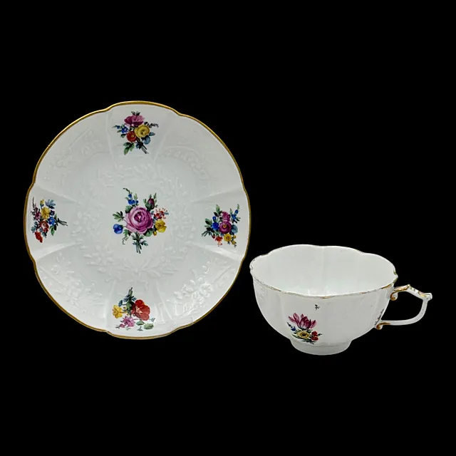 Tasse Meissen avec soucoupe, bouquet de fleurs et relief Gotzkowsky, époque Marcolini