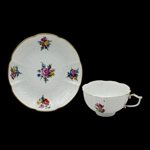 Tasse Meissen avec soucoupe, bouquet de fleurs et relief Gotzkowsky, époque Marcolini