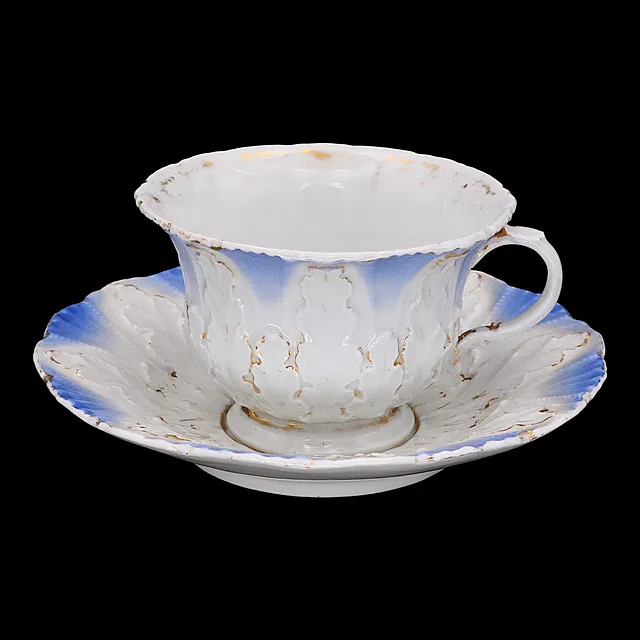 Tasse Meissen avec soucoupe, relief de feuille d'acanthe avec dégradé bleu et dorure, vers 1815–1860