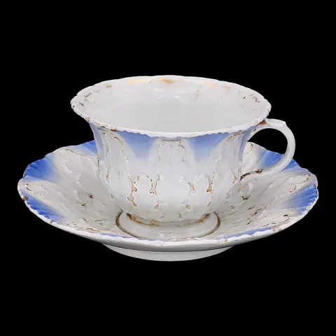 Tasse Meissen avec soucoupe, relief de feuille d'acanthe avec dégradé bleu et dorure, vers 1815–1860