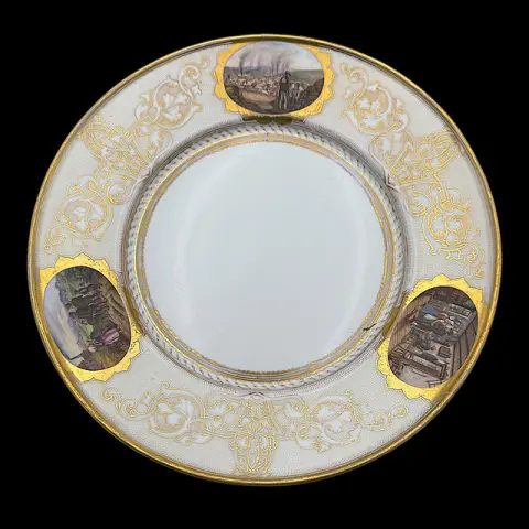 Assiette de présentation Carl Tielsch Altwasser avec scènes de genre et rehauts dorés, vers 1850