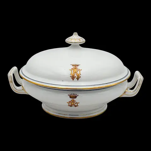 Terrine couverte Pillivuyt & Cie Paris avec monogramme doré sous couronne, rehauts dorés, après 1878