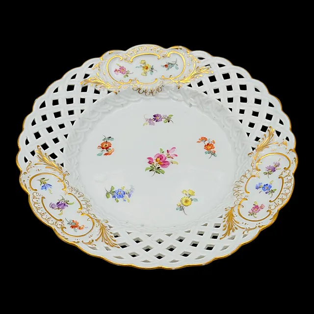Meissen gennembrudt tallerken med spredte blomster, rocaille-kartoucher og guldbemaling, 1. valg, sværdmærkeperiode