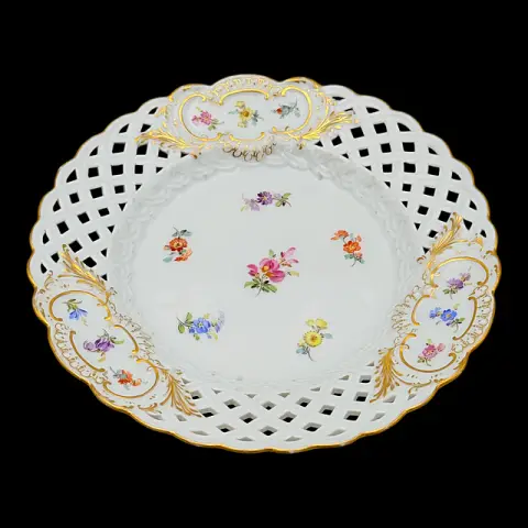 Assiette ajourée Meissen avec fleurs dispersées, cartouches rocaille et rehauts dorés, 1er choix, période Knauf