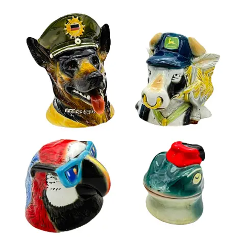 Quatre couvercles de chope à bière figuratifs en porcelaine, presse-papiers, chien policier, vache, perroquet et grenouille