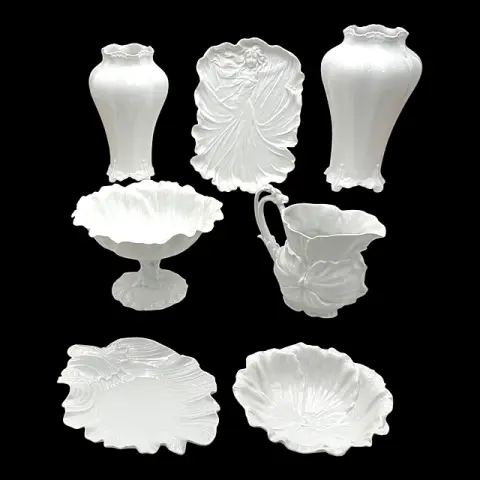Lot Tettau de style Art nouveau, plat en relief avec tête de femme, pichet et vases